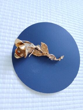 Vintage gold tone Rose Brooch, 2", mint, rare